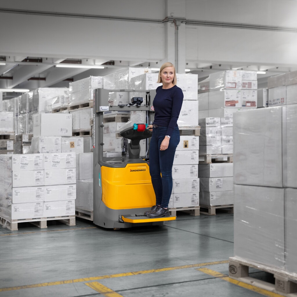 Zdjęcie produktu nr 12: Akumulatorowy wózek podnośnikowy Jungheinrich ERC 110i ZT z platformą stojącą, podwójny maszt teleskopowy, wysokość podnoszenia 2300 mm, udźwig 1000 kg, proporcjonalny układ hydrauliczny