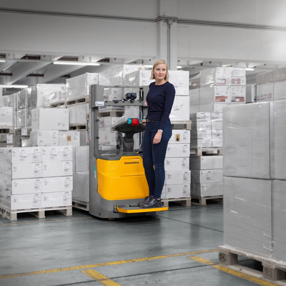 Zdjęcie produktu nr 7: Akumulatorowy wózek podnośnikowy Jungheinrich ERC 112zi ZT z platformą, podwójny maszt teleskopowy, wysokość podnoszenia 2700 mm, udźwig 1200 kg, proporcjonalny układ hydrauliczny