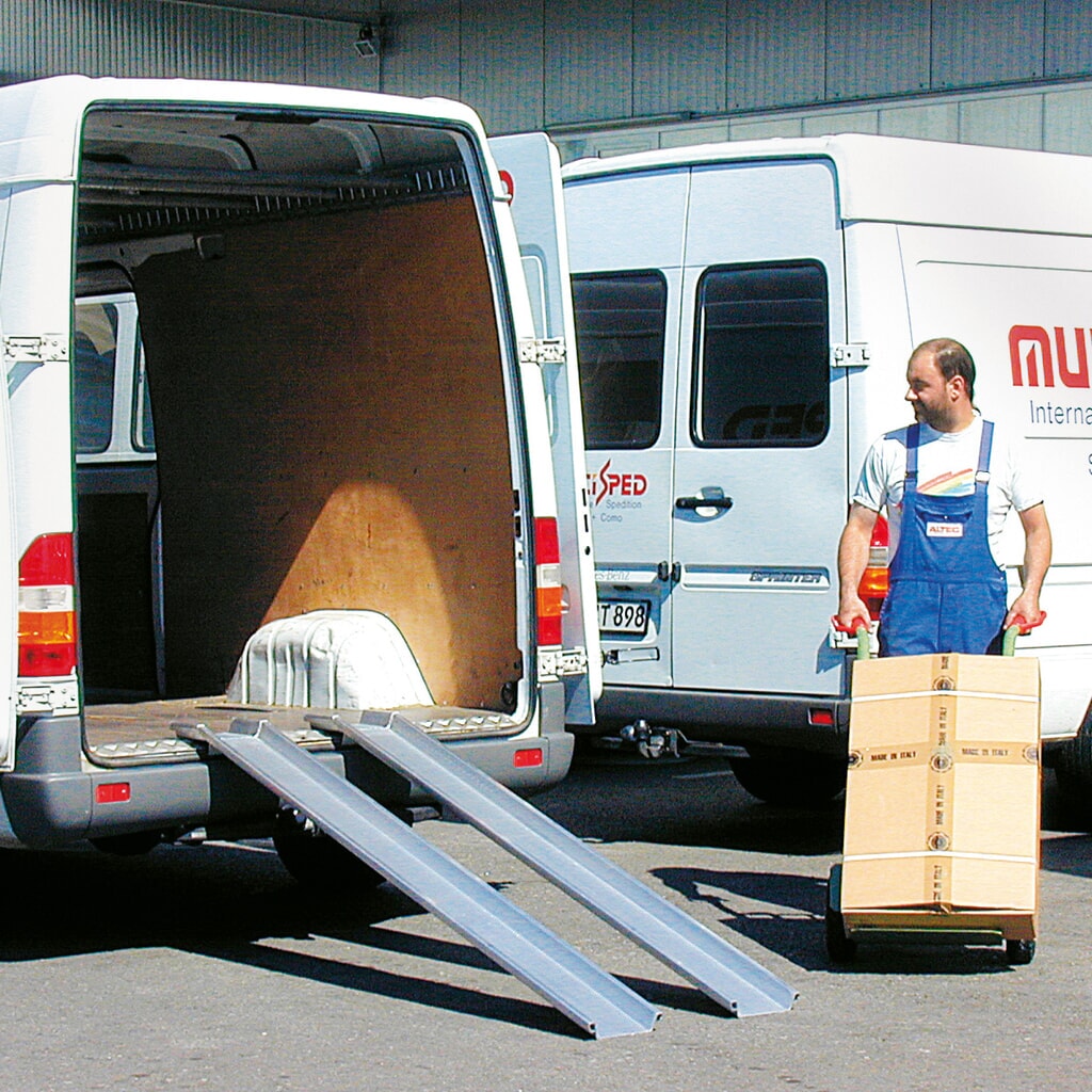 Szyny przeładunkowe Universal, z krawędzią ochronną, nośność 600 kg/para, szer. x dł. 150 x 1 500 mm Zdjęcie produktu nr 1: Szyny przeładunkowe Universal, z krawędzią ochronną, nośność 600 kg/para, szer. x dł. 150 x 1 500 mm