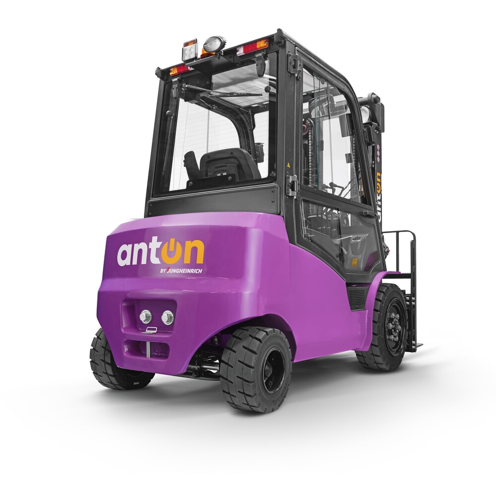 Zdjęcie produktu nr 2: AntOn by Jungheinrich elektryczny wózek widłowy CBH 2.5 z potrójnym masztem teleskopowym, wysokość podnoszenia 4800 mm, udźwig 2500 kg, kabina ochronna przed warunkami atmosferycznymi Comfort, w tym ładowarka zewnętrzna 80 V, 60 A, CEE, 4-pinowa