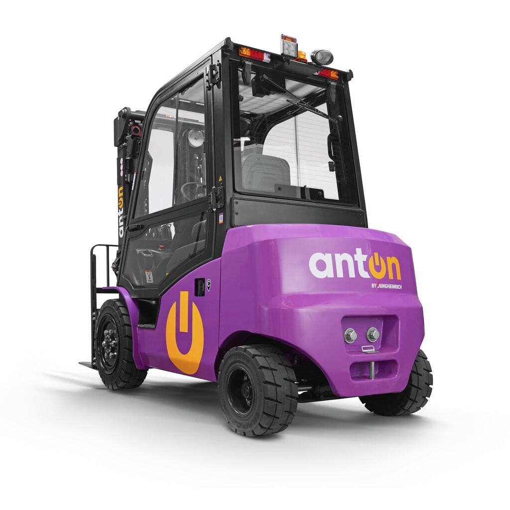 Zdjęcie produktu nr 5: AntOn by Jungheinrich elektryczny wózek widłowy CBH 2.5 z potrójnym masztem teleskopowym, wysokość podnoszenia 4800 mm, udźwig 2500 kg, kabina ochronna przed warunkami atmosferycznymi Comfort, w tym ładowarka zewnętrzna 80 V, 60 A, CEE, 5-pinowa