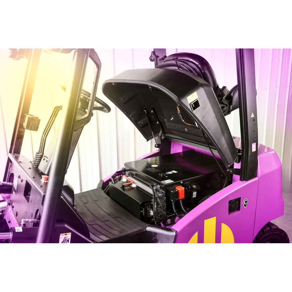 Zdjęcie produktu nr 4: AntOn by Jungheinrich elektryczny wózek widłowy CBH 2.5 z potrójnym masztem teleskopowym, wysokość podnoszenia 4800 mm, udźwig 2500 kg, kabina ochronna przed warunkami atmosferycznymi Eco, w tym ładowarka zewnętrzna 80 V, 100 A, CEE, 5-pinowa