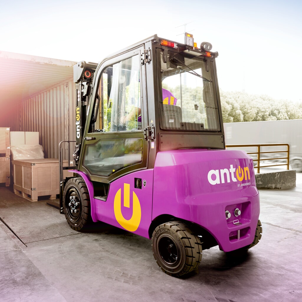 Zdjęcie produktu nr 9: AntOn by Jungheinrich elektryczny wózek widłowy CBH 2.5 z potrójnym masztem teleskopowym, wysokość podnoszenia 4800 mm, udźwig 2500 kg, kabina ochronna przed warunkami atmosferycznymi Comfort, w tym ładowarka zewnętrzna 80 V, 60 A, CEE, 5-pinowa