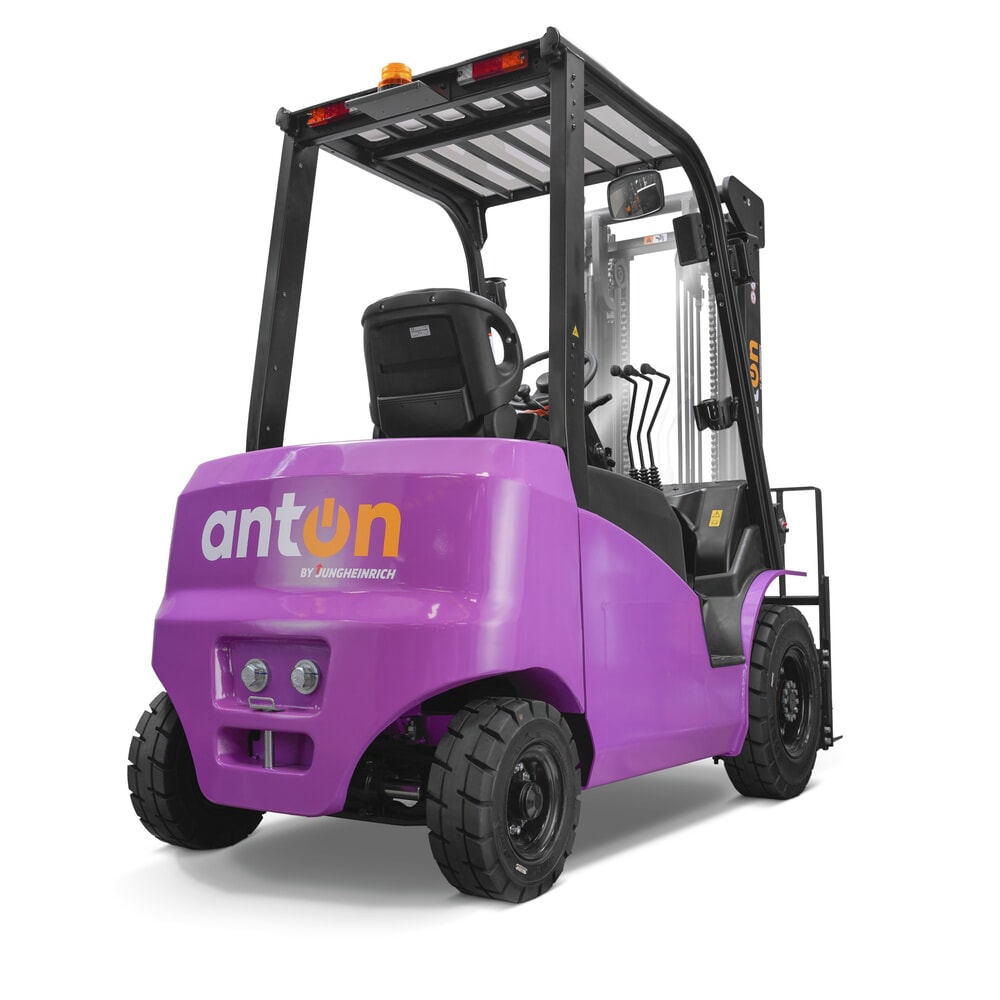 Zdjęcie produktu nr 2: Anton firmy Jungheinrich elektryczny wózek widłowy cbh 2.5 z potrójnym masztem teleskopowym, wysokość podnoszenia 4800 mm, udźwig 2500 kg, kabina ochronna przed warunkami atmosferycznymi Eco, w tym ładowarka zewnętrzna 80 V, 100 A, CEE, 5-pinowa
