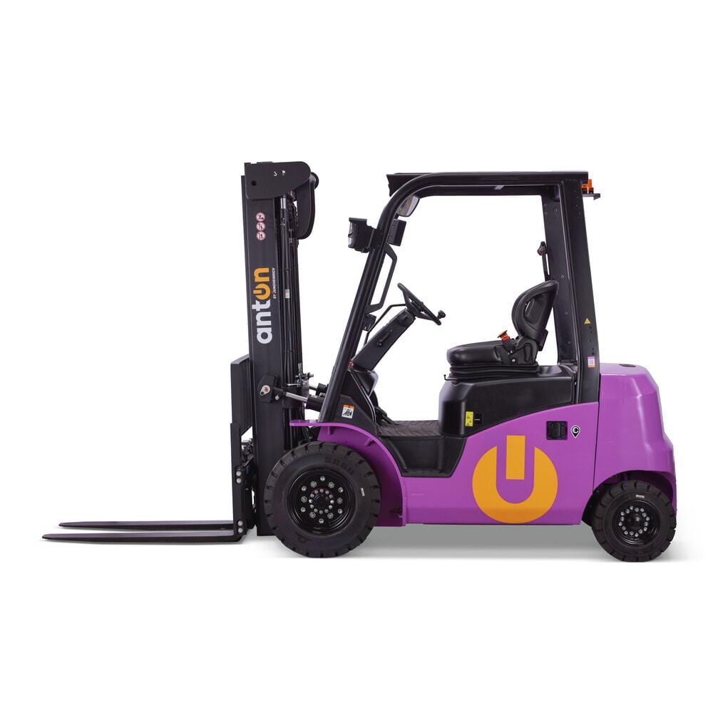 Obraz produktu: Anton firmy Jungheinrich elektryczny wózek widłowy cbh 2.5 z potrójnym masztem teleskopowym, wysokość podnoszenia 4800 mm, udźwig 2500 kg, kabina ochronna przed warunkami atmosferycznymi Eco, w tym ładowarka zewnętrzna 80 V, 100 A, CEE, 5-pinowa
