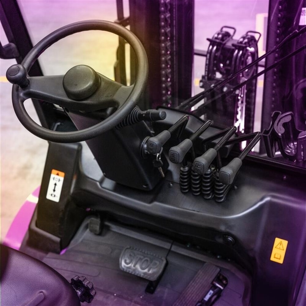 Zdjęcie produktu nr 7: AntOn by Jungheinrich elektryczny wózek widłowy CBH 2.5 z potrójnym masztem teleskopowym, wysokość podnoszenia 4800 mm, udźwig 2500 kg, kabina ochronna przed warunkami atmosferycznymi Eco, w tym ładowarka zewnętrzna 80 V, 100 A, CEE, 5-pinowa