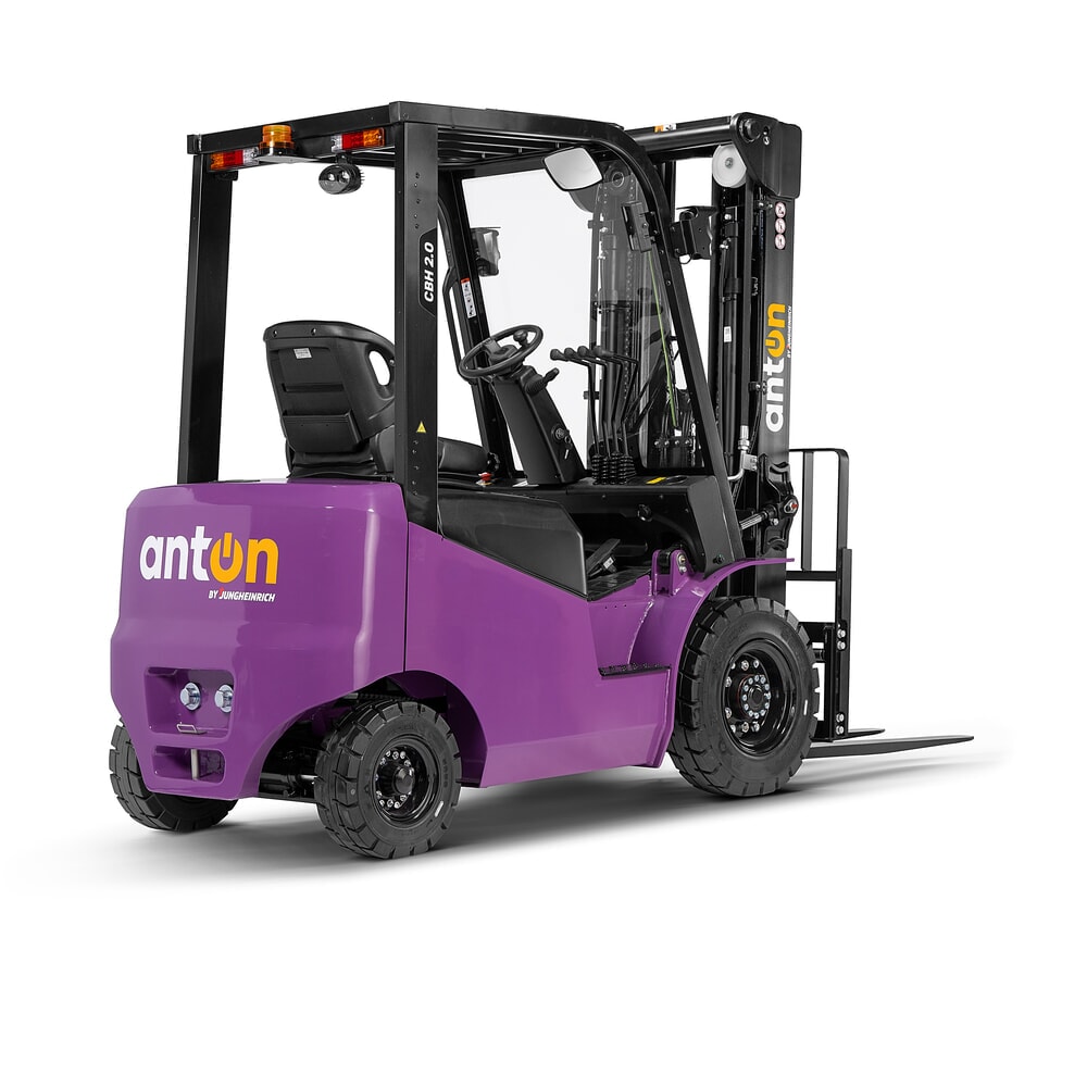 Zdjęcie produktu nr 10: AntOn by Jungheinrich elektryczny wózek widłowy CBH 2.0 z potrójnym masztem teleskopowym, wysokość podnoszenia 4800 mm, udźwig 2000 kg, kabina ochronna przed warunkami atmosferycznymi Eco, z wbudowaną ładowarką