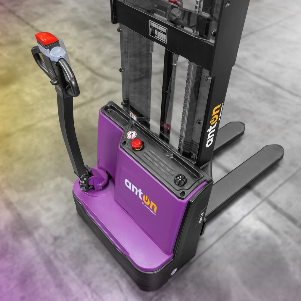 Zdjęcie produktu nr 2: AntOn by Jungheinrich akumulatorowy wózek podnośnikowy PSM 1.2 z podwójnym masztem teleskopowym, udźwig 1200 kg, wysokość podnoszenia 2522 mm