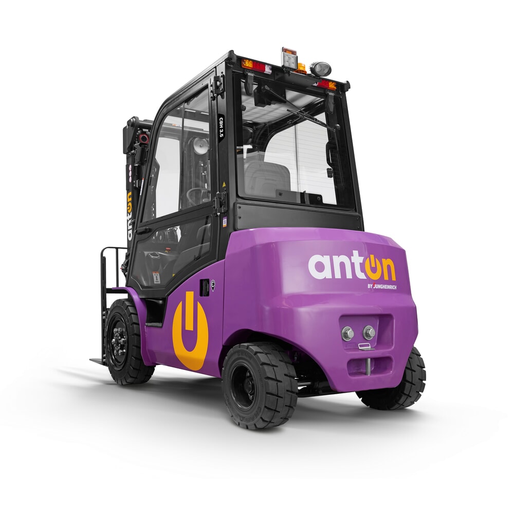 Zdjęcie produktu nr 2: AntOn by Jungheinrich elektryczny wózek widłowy CBH 3.5 z potrójnym masztem teleskopowym, wysokość podnoszenia 4800 mm, udźwig 3500 kg, kabina ochronna przed warunkami atmosferycznymi Comfort, w zestawie zewnętrzna ładowarka 80 V, 60 A, CEE, 5-pin