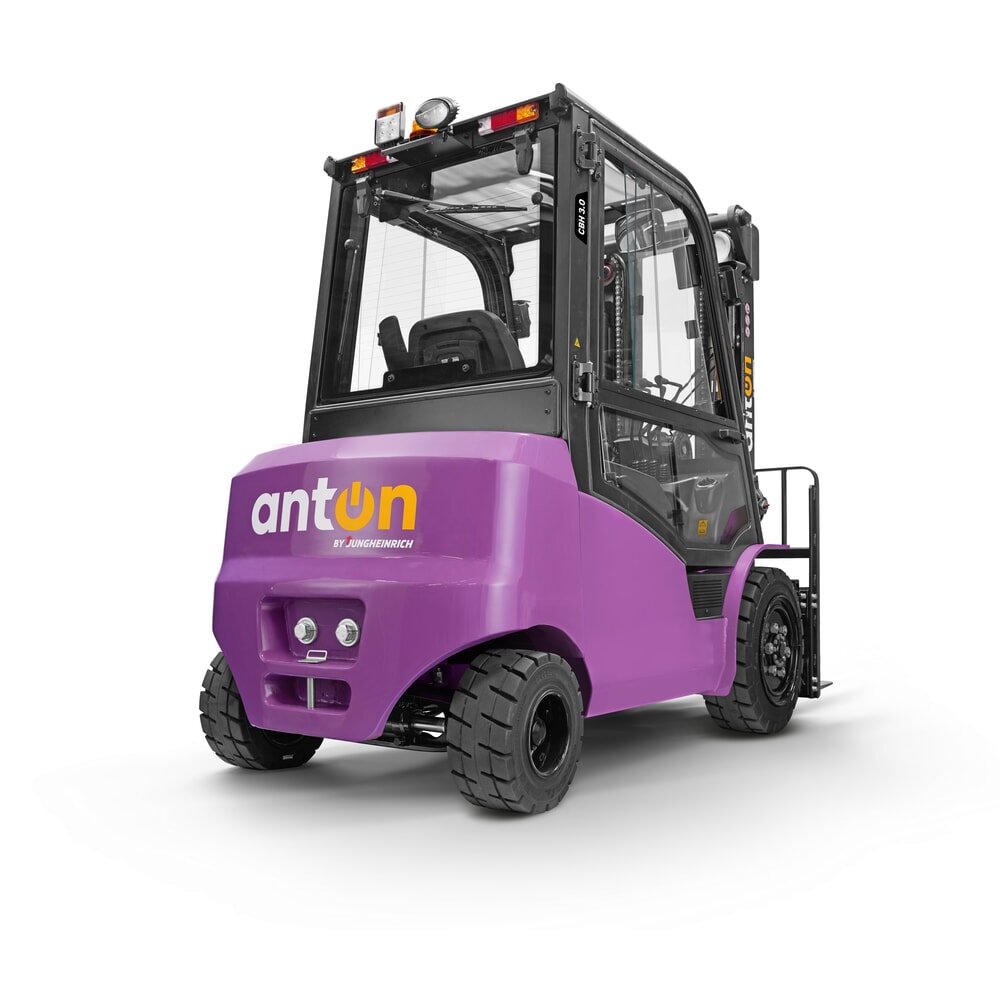 Zdjęcie produktu nr 3: AntOn by Jungheinrich elektryczny wózek widłowy CBH 3.5 z potrójnym masztem teleskopowym, wysokość podnoszenia 4800 mm, udźwig 3500 kg, kabina ochronna przed warunkami atmosferycznymi Comfort, w zestawie zewnętrzna ładowarka 80 V, 60 A, CEE, 5-pin