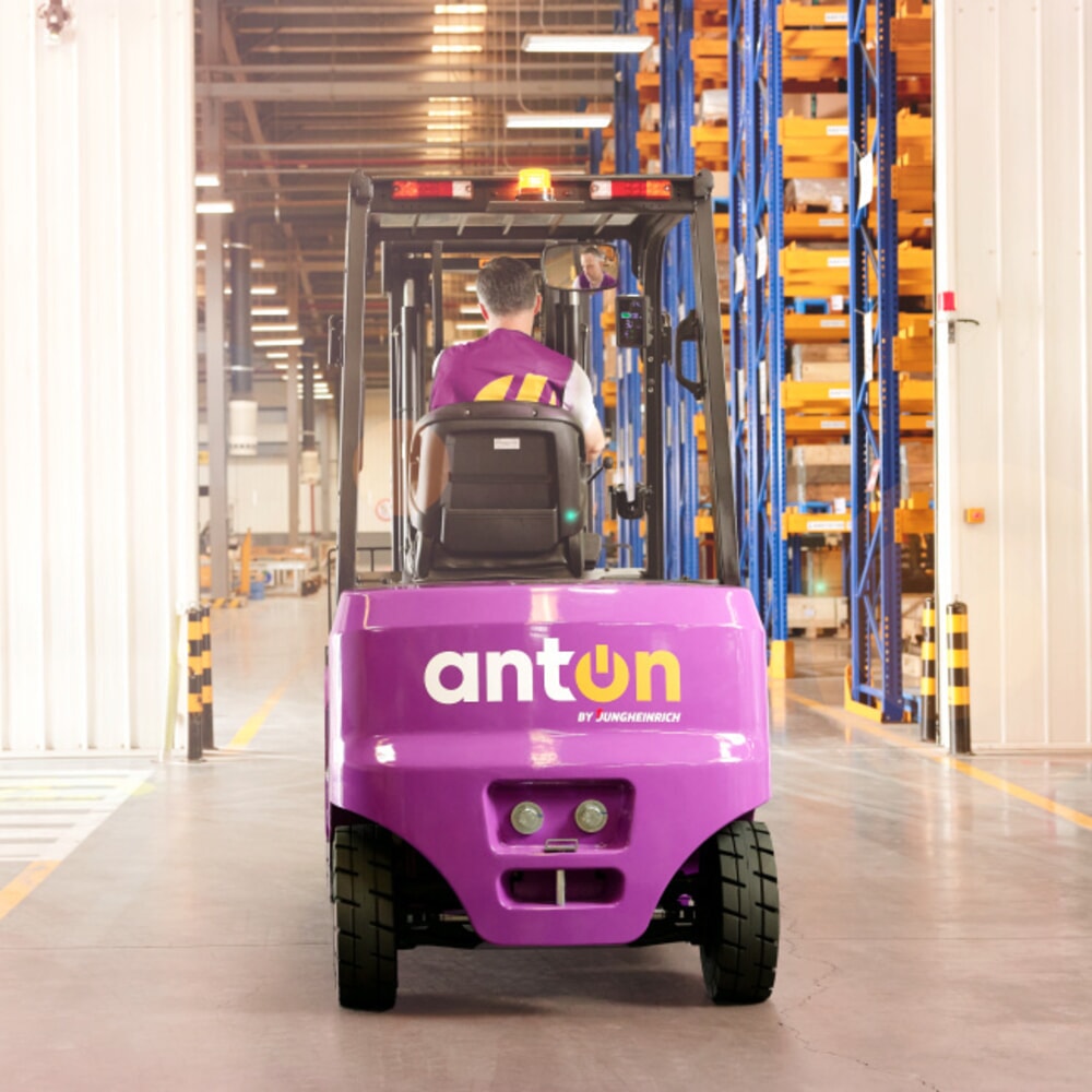 Zdjęcie produktu nr 4: AntOn by Jungheinrich elektryczny wózek widłowy CBH 3.5 z podwójnym masztem teleskopowym, wysokość podnoszenia 3300 mm, udźwig 3500 kg, w zestawie zewnętrzna ładowarka 80 V, 60 A, CEE, 5-pin