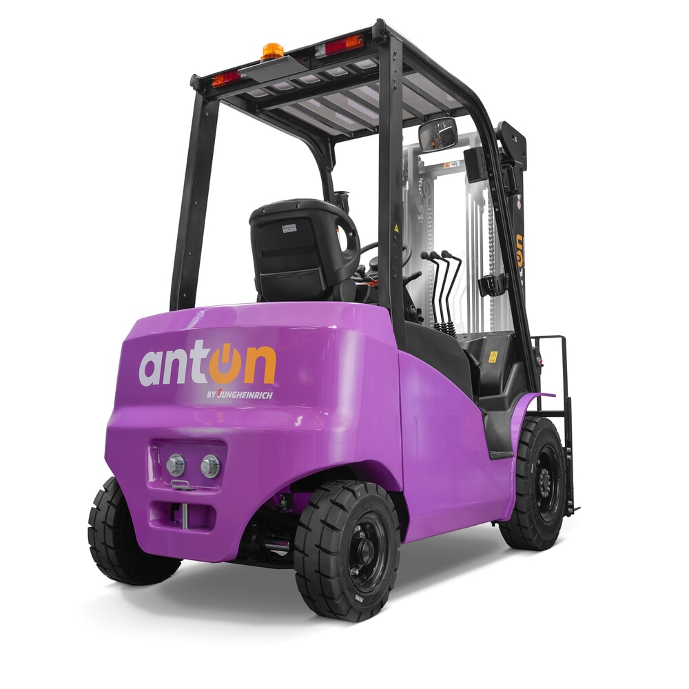 Zdjęcie produktu nr 3: AntOn by Jungheinrich elektryczny wózek widłowy CBH 3.5 z potrójnym masztem teleskopowym, wysokość podnoszenia 4800 mm, udźwig 3500 kg, kabina ochronna przed warunkami atmosferycznymi Eco, w zestawie zewnętrzna ładowarka 80 V, 60 A, CEE, 5-pin