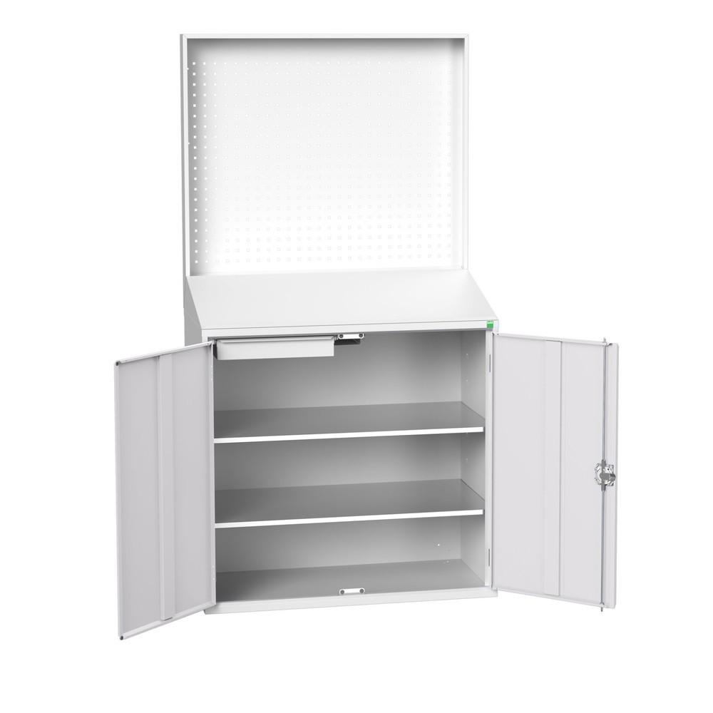 Obraz produktu: bott verso Economy Pult ze ścianą tylną perfo, 2 półkami oraz 1 szufladą, szer. x gł. x wys.: 1 050 x 550 x 2 000 mm