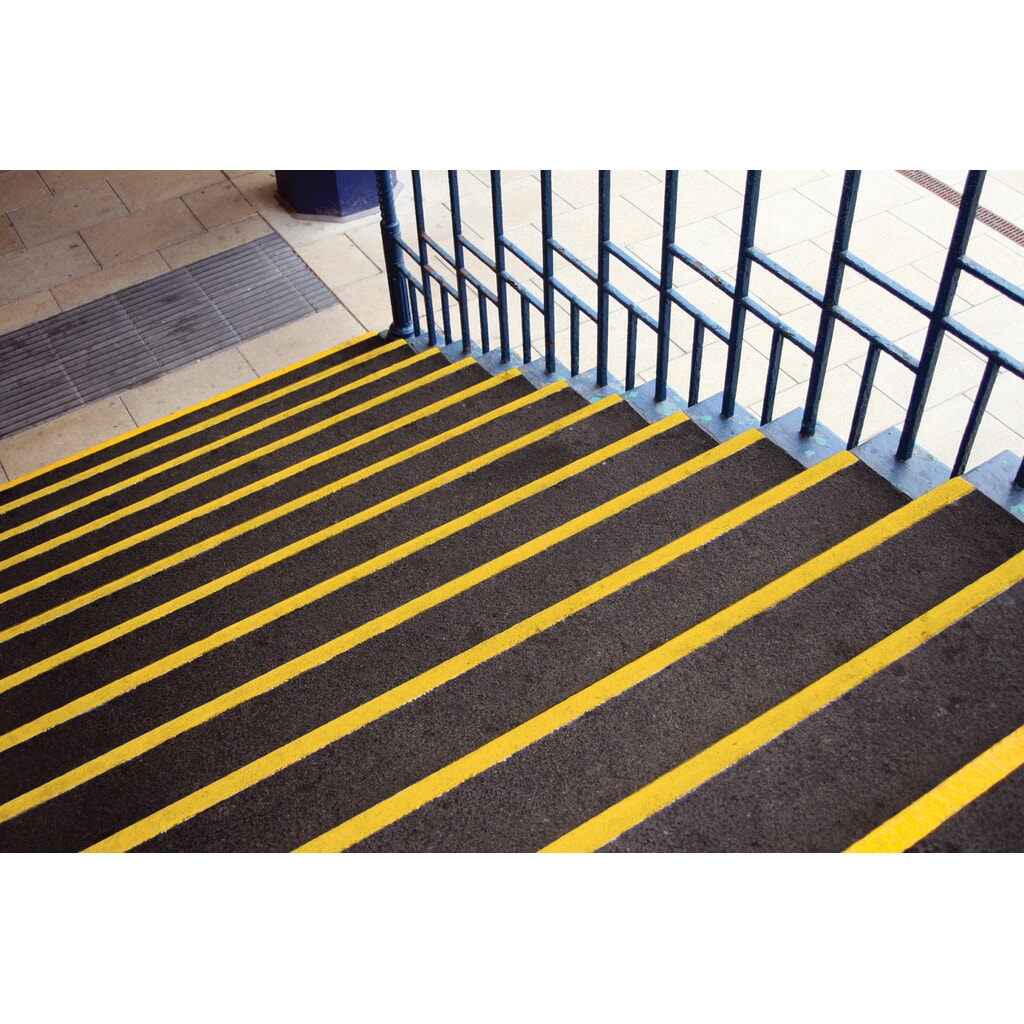 Zdjęcie produktu nr 4: COBA Antypoślizgowy profil schodowy COBAGRiP® Stair Tread, wys. x szer. x gł. 5,5 x 1000 x 345 mm, kolor czarny/żółty
