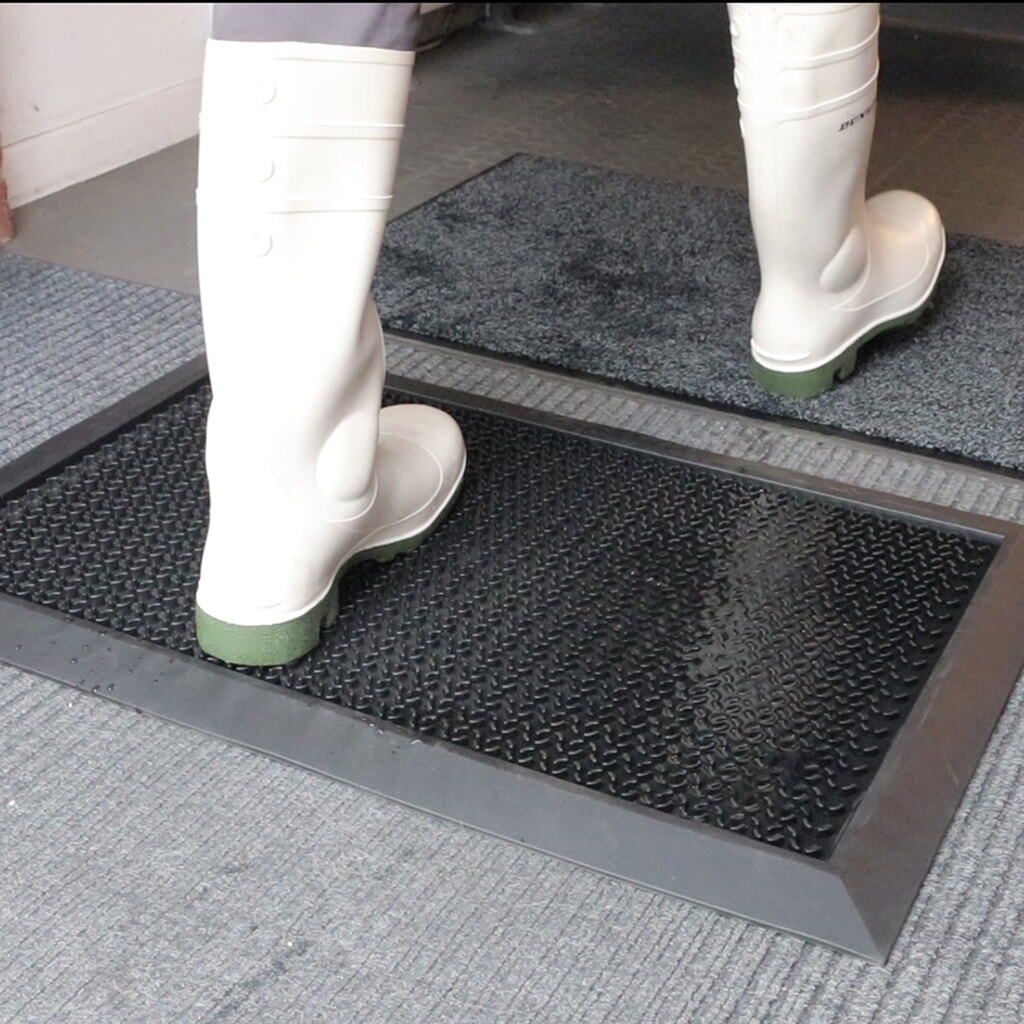 COBA Mata dezynfekcyjna HygiWell, pojemność 1,75 l, szer. x gł. 800 x 550 mm, kolor czarny Zdjęcie produktu nr 3: COBA Mata dezynfekcyjna HygiWell, pojemność 1,75 l, szer. x gł. 800 x 550 mm, kolor czarny