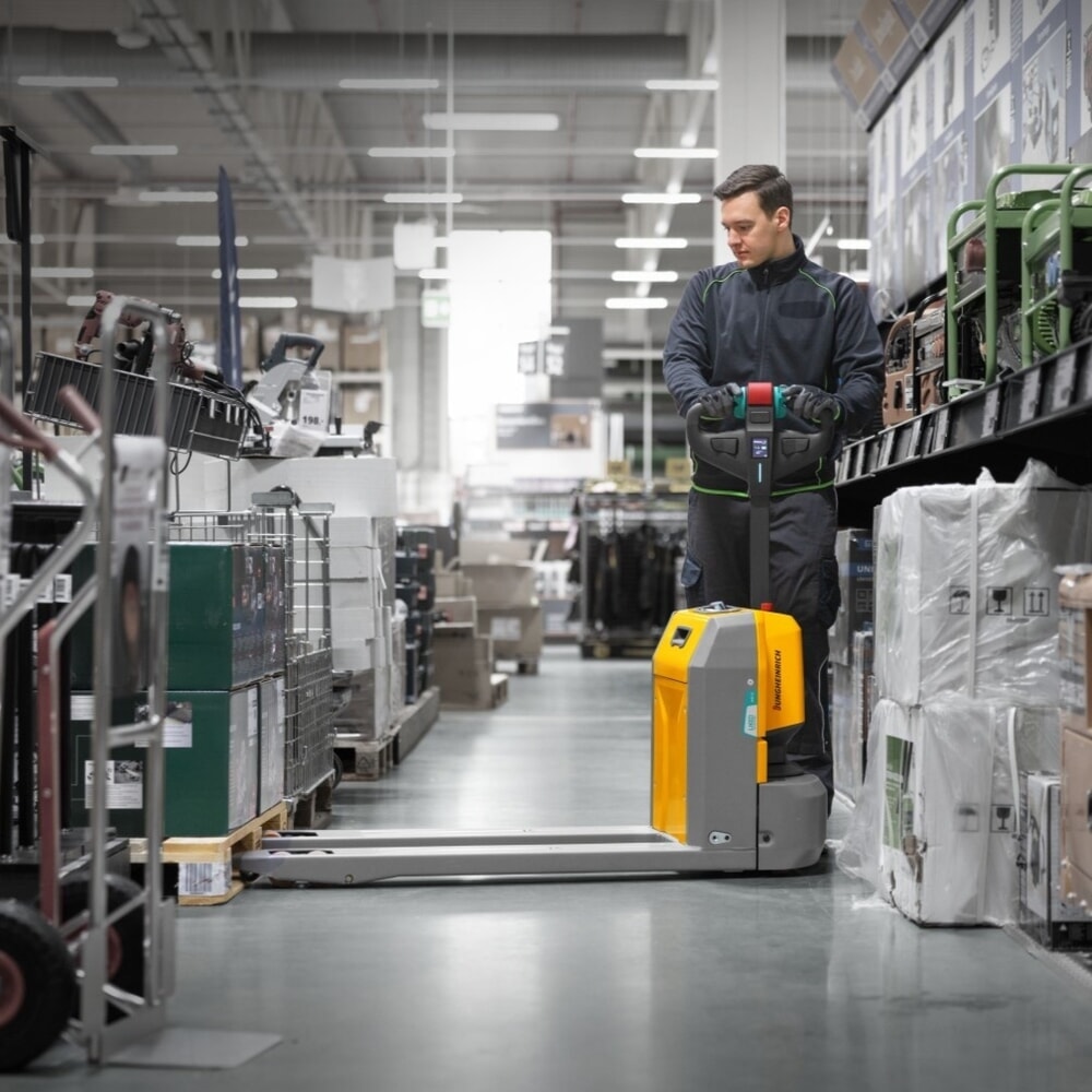 Zdjęcie produktu nr 8: Elektryczny wózek paletowy Jungheinrich AME 15, udźwig 1500 kg, długość wideł 1150 mm, specjalna szerokość wideł 670 mm, rolki podwójne
