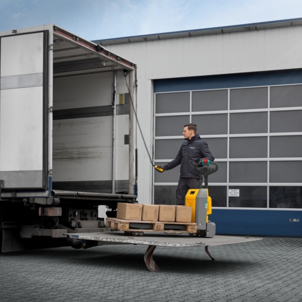 Zdjęcie produktu nr 9: Elektryczny wózek paletowy Jungheinrich AME 15, udźwig 1500 kg, długość wideł 1150 mm, specjalna szerokość wideł 670 mm, rolki podwójne