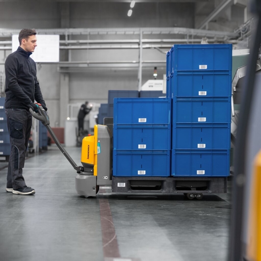 Elektryczny wózek paletowy Jungheinrich AME 15, udźwig 1500 kg, długość wideł 1150 mm, specjalna szerokość wideł 670 mm, rolki podwójne Zdjęcie produktu nr 7: Elektryczny wózek paletowy Jungheinrich AME 15, udźwig 1500 kg, długość wideł 1150 mm, specjalna szerokość wideł 670 mm, rolki podwójne