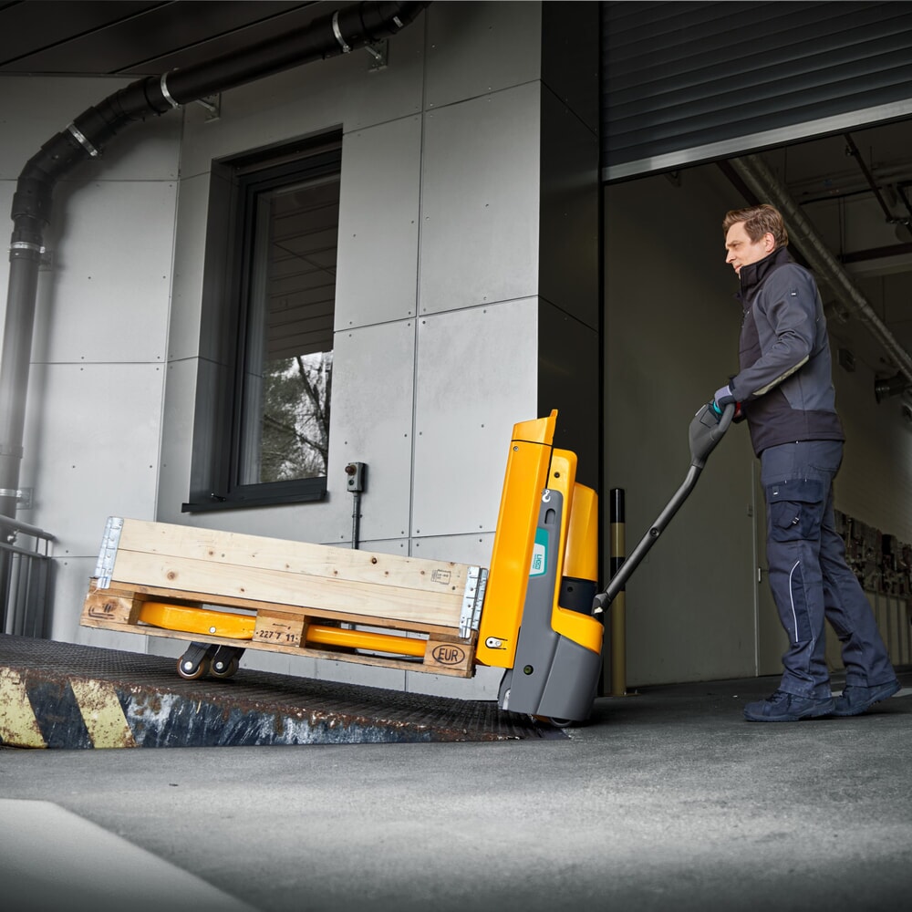 Zdjęcie produktu nr 2: Elektryczny wózek paletowy Jungheinrich EJE 118i, udźwig 1800 kg, długość wideł 1150 mm