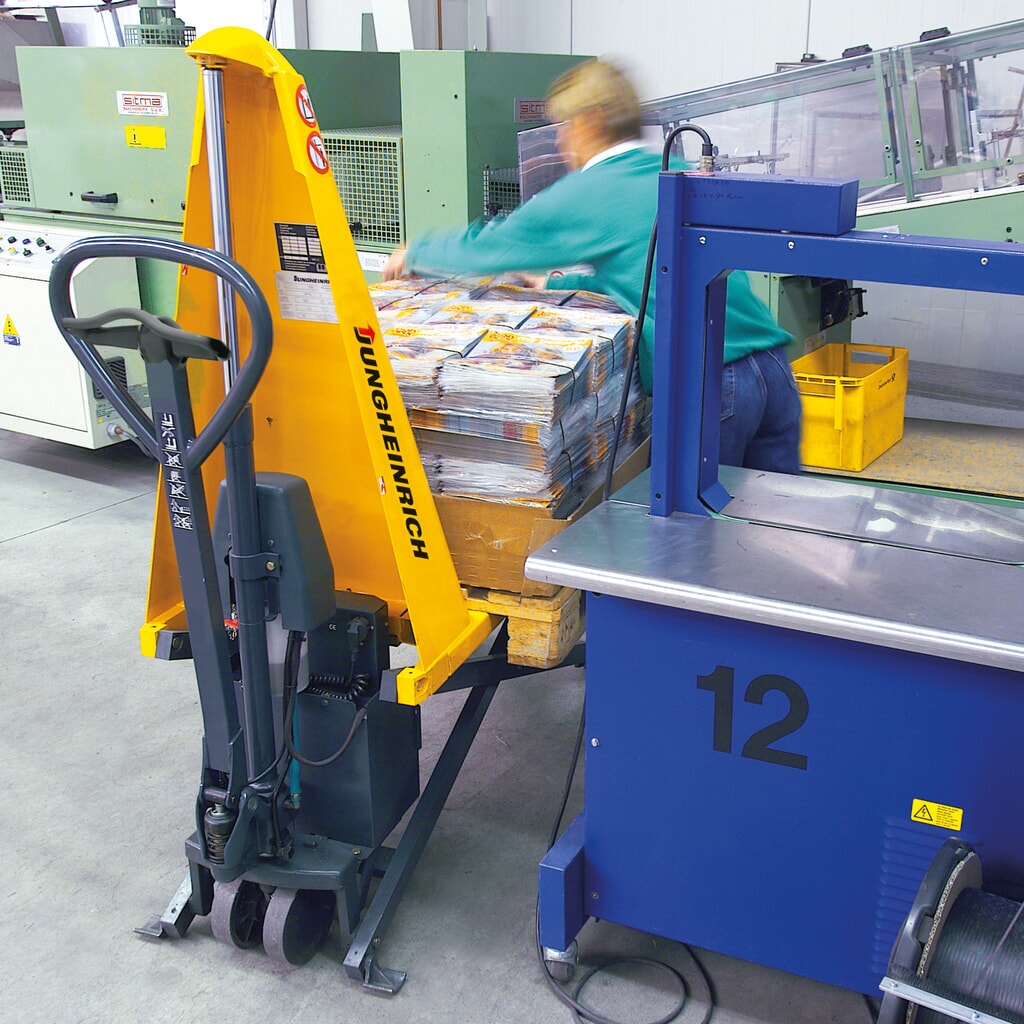 Wózek paletowy z podnośnikiem nożycowym Jungheinrich AMX 10e, udźwig 1000 kg, długość wideł 1150 mm, nylon Zdjęcie produktu nr 5: Wózek paletowy z podnośnikiem nożycowym Jungheinrich AMX 10e, udźwig 1000 kg, długość wideł 1150 mm, nylon