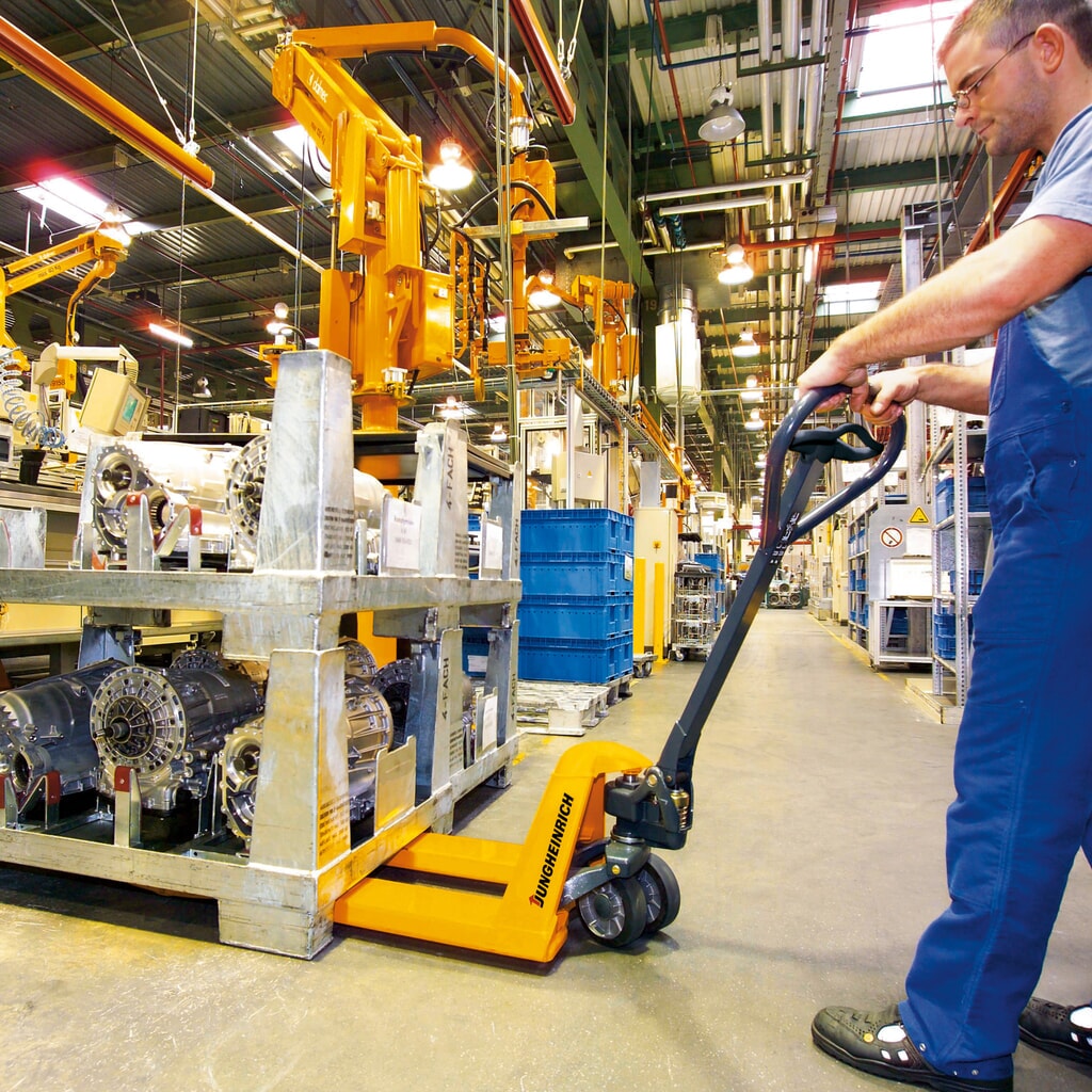 Zdjęcie produktu nr 6: Ręczny wózek paletowy Jungheinrich AM 22, udźwig 2200 kg, specjalna szerokość nośna wideł 680 mm, długość wideł 950 mm, nylon