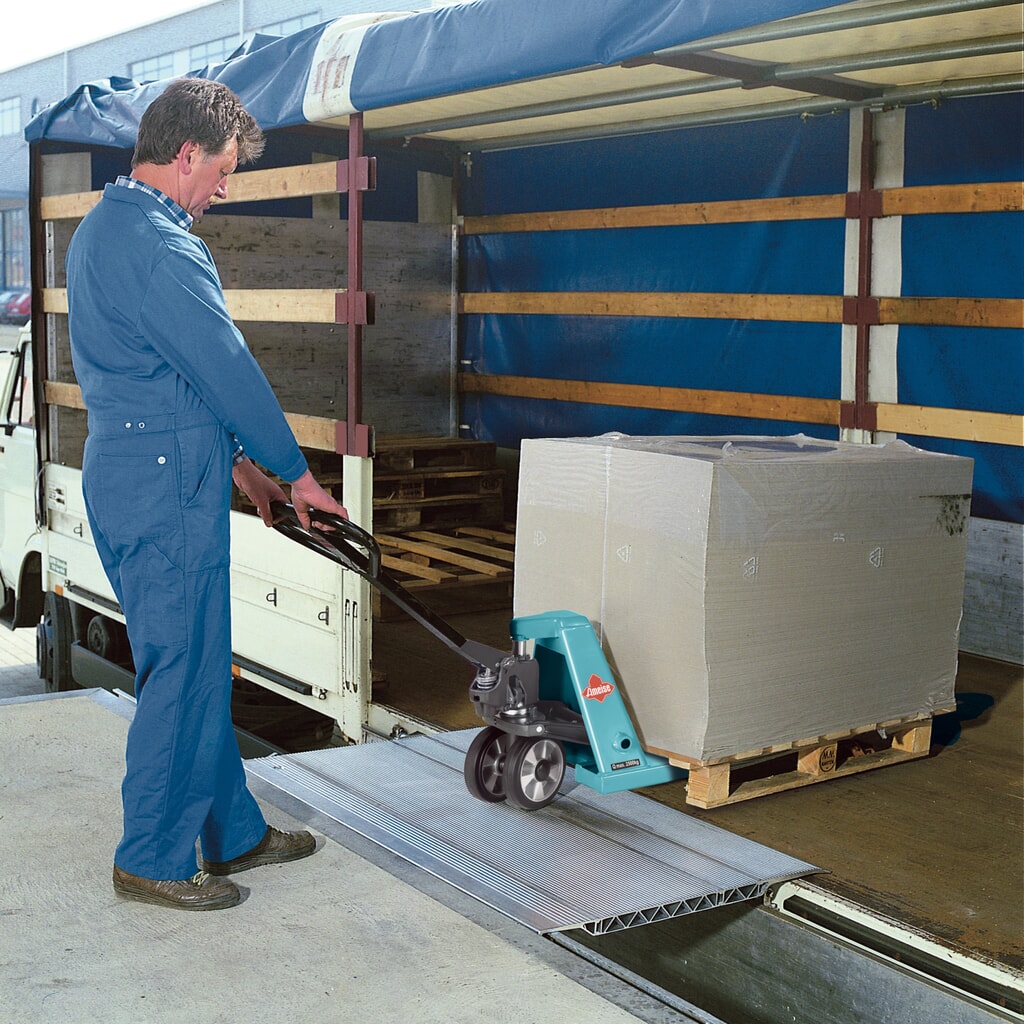 Pomost składany, z ręcznym zabezpieczeniem przed upadkiem, nośność 4 000 kg, szer. x dł. 1 250 x 410 mm Zdjęcie produktu nr 1: Pomost składany, z ręcznym zabezpieczeniem przed upadkiem, nośność 4 000 kg, szer. x dł. 1 250 x 410 mm