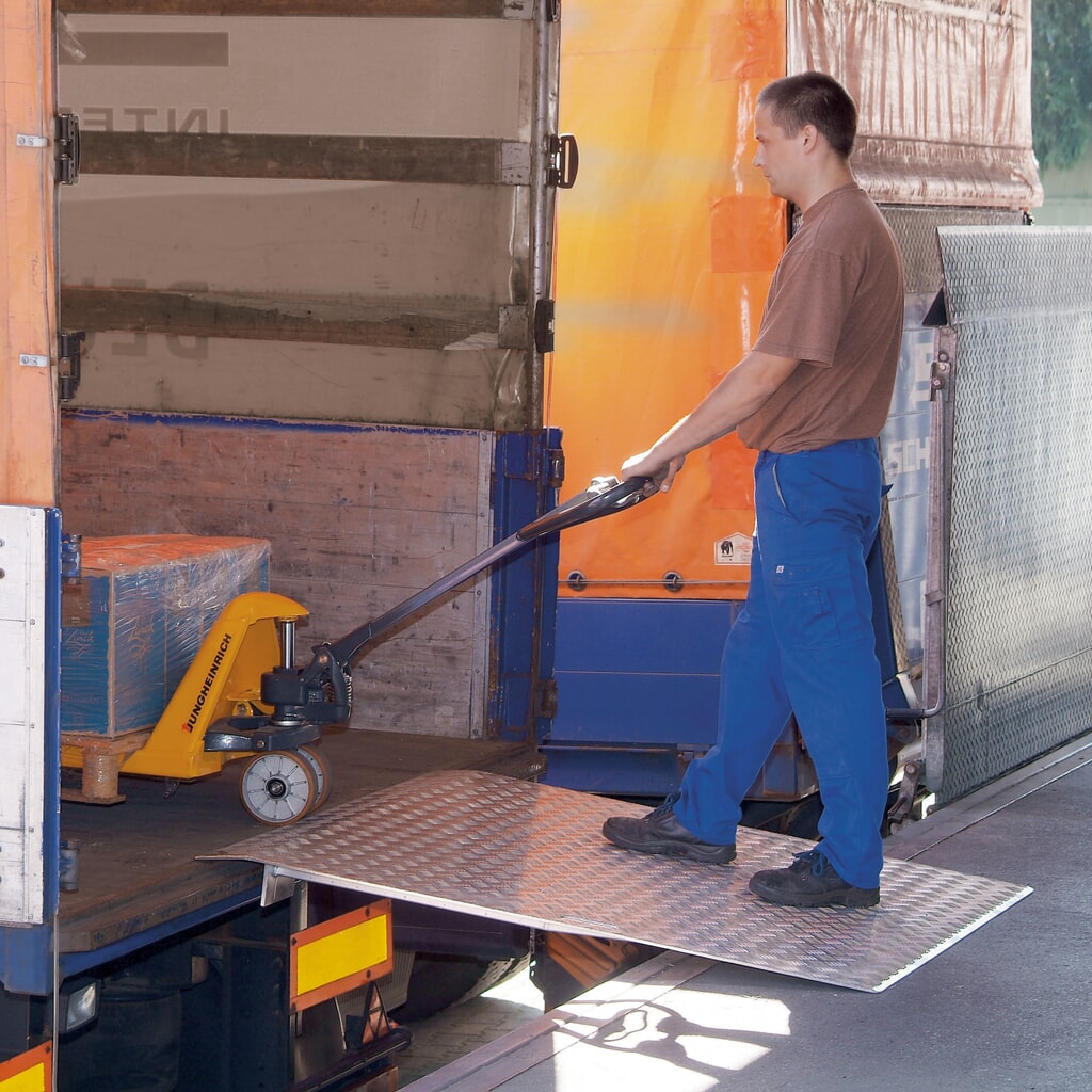 Zdjęcie produktu nr 3: Pomost załadunkowy, wersja mobilna, nośność 1 200 kg, szer. x dł. 1 250 x 1 000 mm