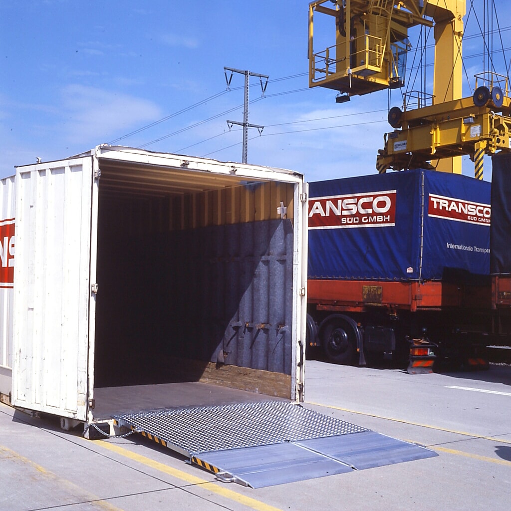 Rampa załadunkowa do kontenerów, składana, nośność 7 300 kg, szer. x dł. 2 000 x 2 070 mm Zdjęcie produktu nr 2: Rampa załadunkowa do kontenerów, składana, nośność 7 300 kg, szer. x dł. 2 000 x 2 070 mm