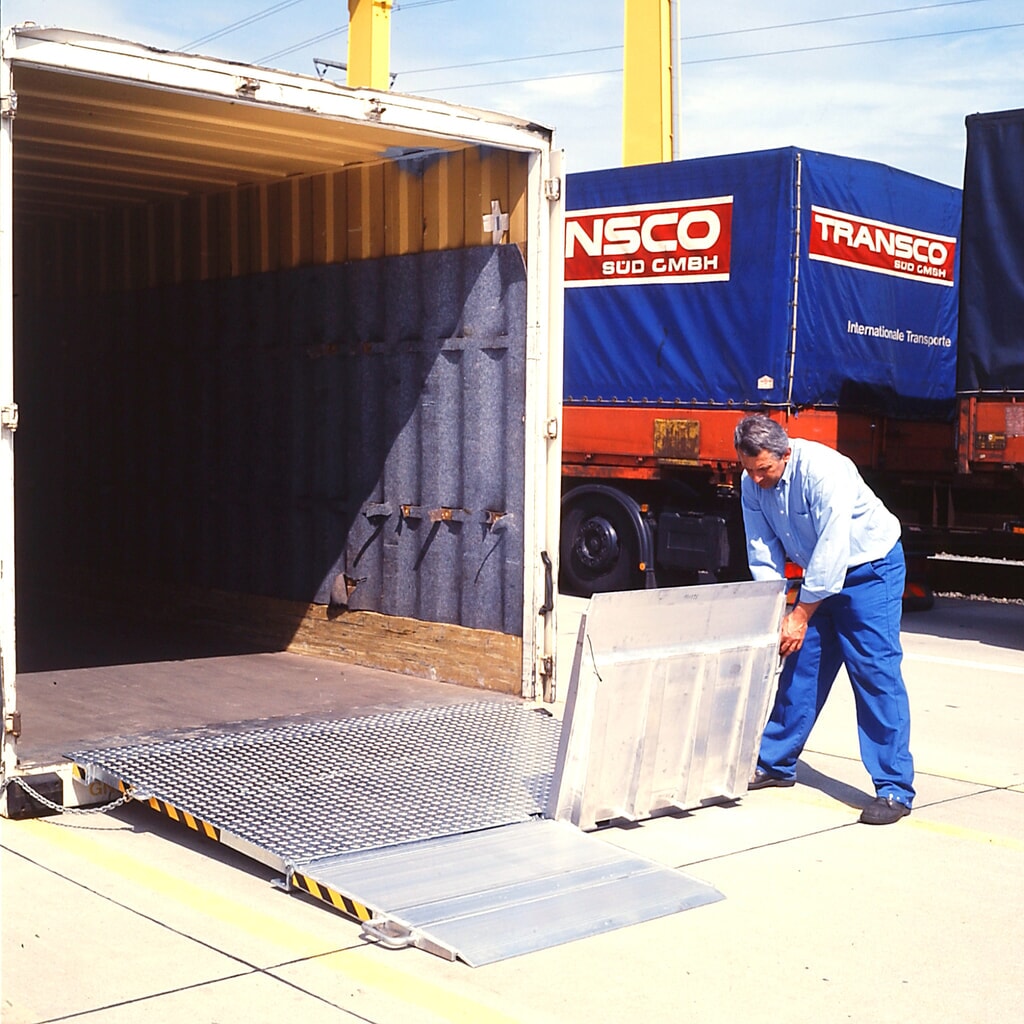 Rampa załadunkowa do kontenerów, składana, nośność 7 300 kg, szer. x dł. 2 000 x 2 070 mm Zdjęcie produktu nr 1: Rampa załadunkowa do kontenerów, składana, nośność 7 300 kg, szer. x dł. 2 000 x 2 070 mm